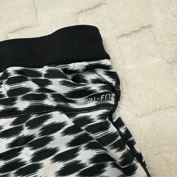 Nike Dri-Fit Printed Relay Crop Black and White Pattern Athletic Legging - Small - Picture 6 of 8
